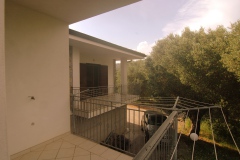 Balkon-met-uitzicht-op-de-olijfboomgaard.