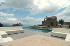 De villa en het zwembad.